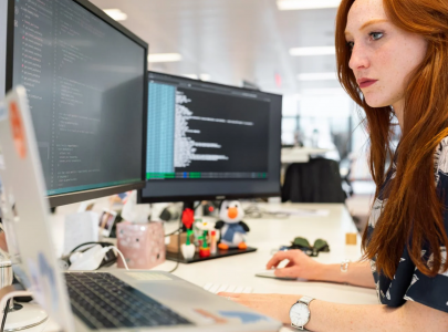 白鯨外貿(mào)網(wǎng)站建設(shè)為您分享：app和小程序的區(qū)別有哪些？